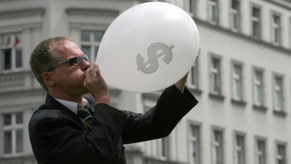 Человек в костюме надувает воздушный шар со значком американского доллара. Архивное фото - Sputnik Кыргызстан