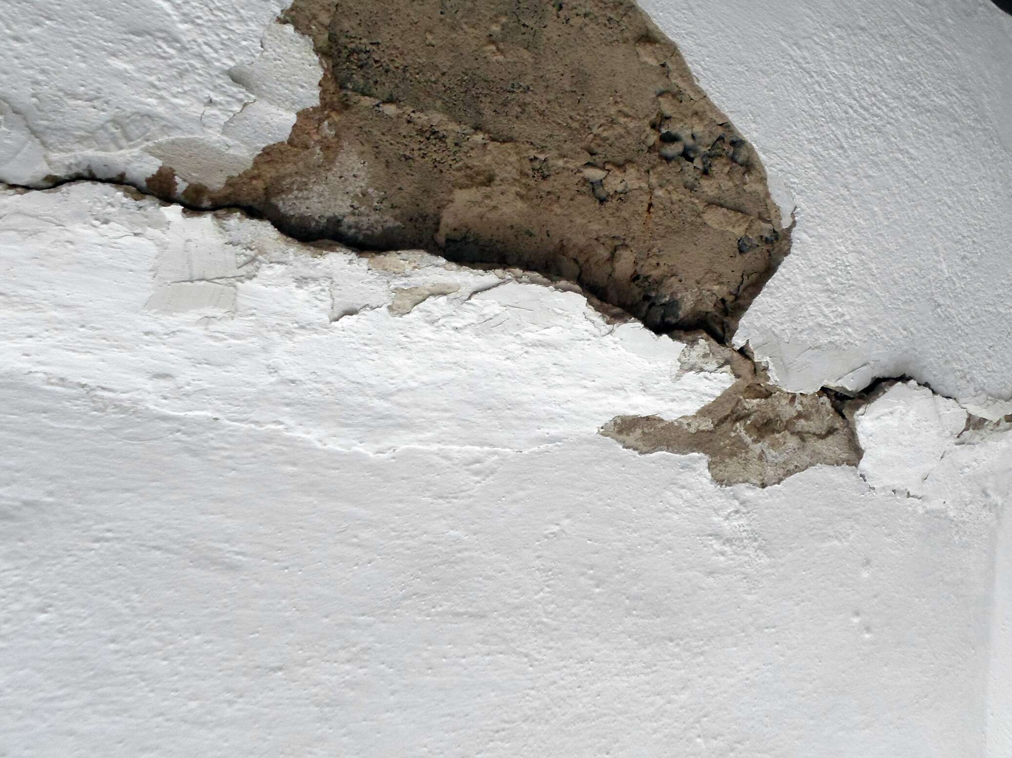 Имеется трещина. Трещина в Кыргызстане. Трещины после землетрясения. Трещины на стенах в доме после землетрясения. Трещины после землетрясения фото.