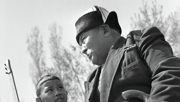 Знаменитый сказитель  эпоса Манас Саякбай Каралаев. Архивное фото - Sputnik Кыргызстан