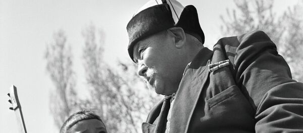 Манасчы Саякбай Каралаевдин архивдик сүрөтү - Sputnik Кыргызстан