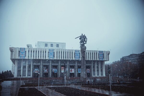 В Бишкеке идет снег - Sputnik Кыргызстан