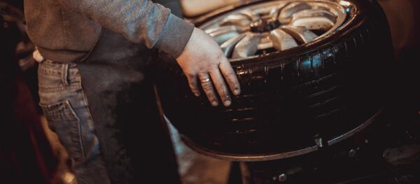 В Бишкеке водители автомобилей переобувают своих железных коней - Sputnik Кыргызстан