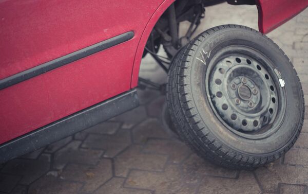 После снятия колес с машины все же приходится дожидаться своей очереди. - Sputnik Кыргызстан