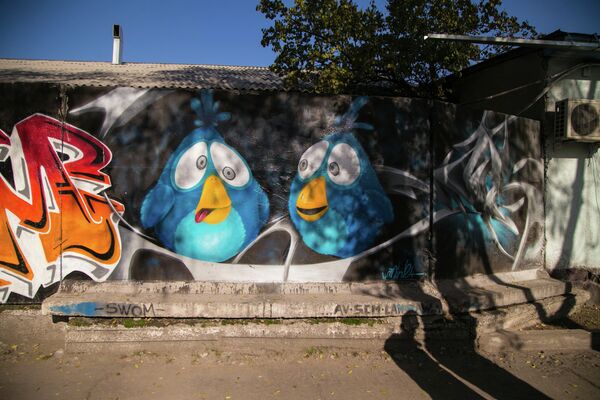 Злые птички (Angry Birds) присели отдохнуть на бетонные парапеты Бишкека. - Sputnik Кыргызстан