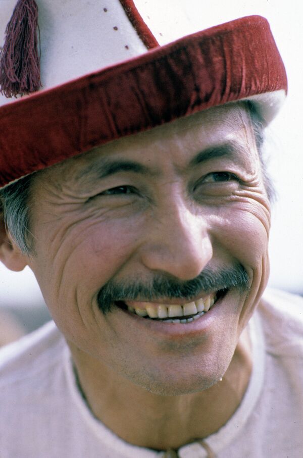 Актер и художник Суйменкул Чокморов - Sputnik Кыргызстан