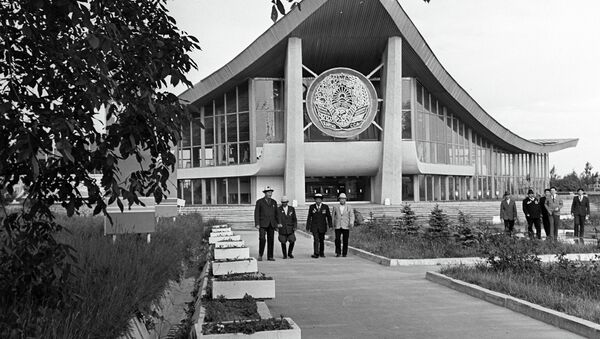 Главный павильон ВДНХ Киргизской ССР в городе Фрунзе (Бишкек). Архивное фото - Sputnik Кыргызстан