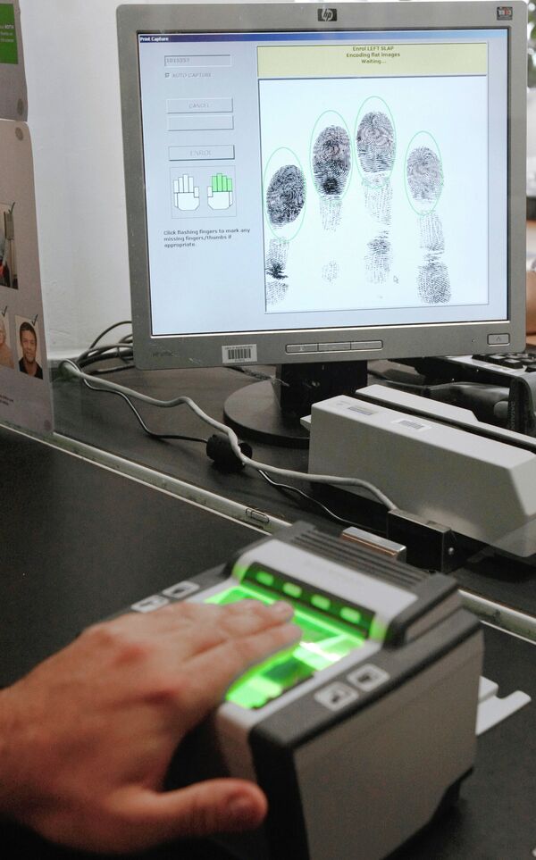 Сбор биометрических данных при помощи специального устройства, сканирующего отпечатки пальцев. Архивное фото - Sputnik Кыргызстан