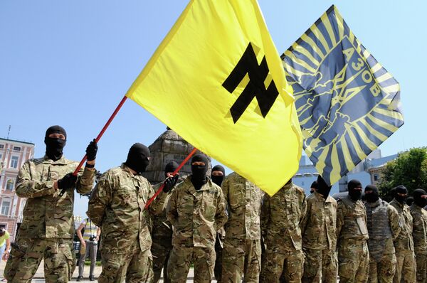 Бойцы батальона “Азов” приняли присягу в Киеве перед отправкой на Донбасс - Sputnik Кыргызстан