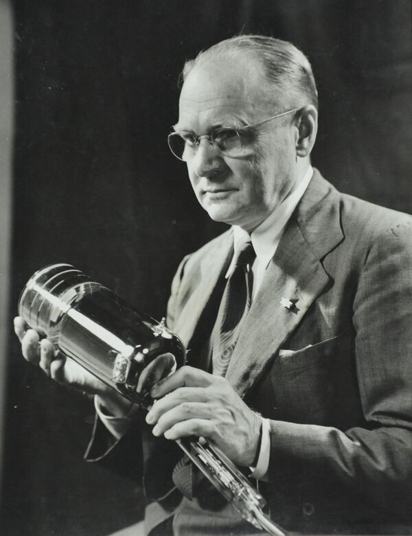 Ученый-изобретатель Владимир Зворыкин с иконоскопом Ученый-изобретатель Владимир Зворыкин с иконоскопом - Sputnik Кыргызстан