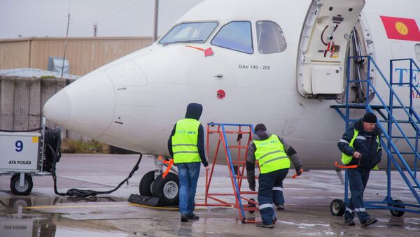 Технический персонал аэропорта Манас проводят предполетную подготовку самолета. Архивное фото - Sputnik Кыргызстан
