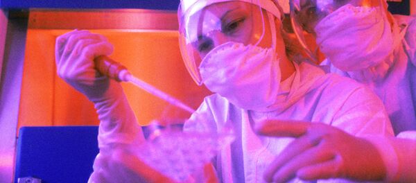 Лаборатория кызматкерлери иш учурунда. Архив - Sputnik Кыргызстан