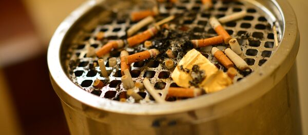 Заполненный окурками пепельница. Архивное фото - Sputnik Кыргызстан