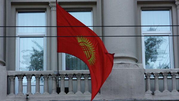 Флаг Кыргызстана на здании посольства в Москве. Архивное фото - Sputnik Кыргызстан