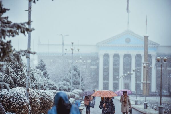 Горожане у мэрии Бишкека в снежную погоду. Архивное фото - Sputnik Кыргызстан