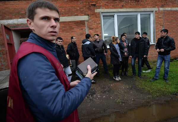 Архив: рейд ФМС по выявлению нелегальных мигрантов в Москве - Sputnik Кыргызстан