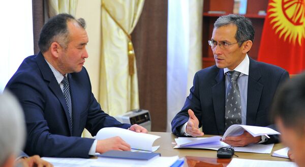 Джоомарт Оторбаев провел рабочее совещание по итогам работы распределительных электрокомпаний - Sputnik Кыргызстан