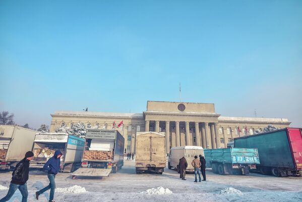 Отправка гуманитарного груза пострадавшим от землетрясения на Иссык-Куле - Sputnik Кыргызстан