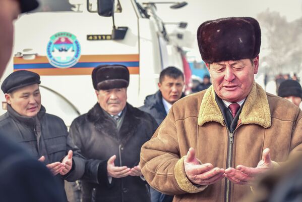 Отправка гуманитарного груза пострадавшим от землетрясения на Иссык-Куле - Sputnik Кыргызстан