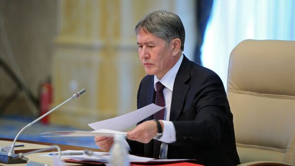Президент Алмазбек Атамбаев подписал закон Об обмене кредитной информацией - Sputnik Кыргызстан