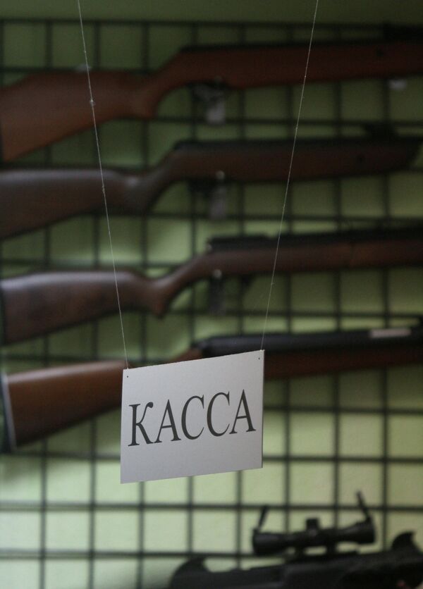 Образцы оружия на витрине оружейного магазина. Архивное фото - Sputnik Кыргызстан