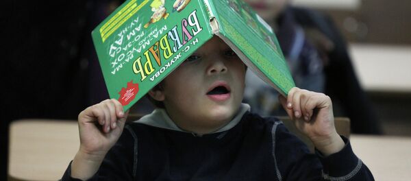 Школьник с книгой. Архивное фото - Sputnik Кыргызстан