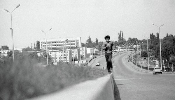 Архив: парень бежит по мосту через реку Ак-Бура в ценре город - Sputnik Кыргызстан
