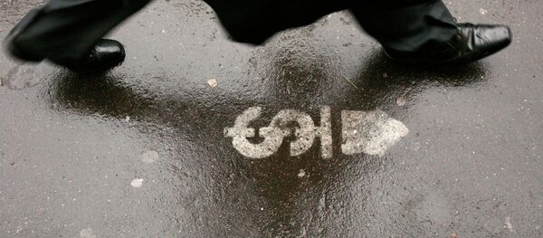 Перед входом в пункт обмена валюты. Архивное фото - Sputnik Кыргызстан