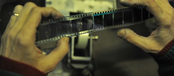 Сотрудник Круговой панорамы просматривает кинопленку. Архивное фото - Sputnik Кыргызстан