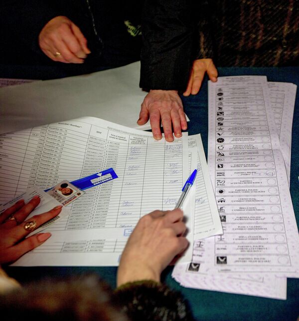 На одном из избирательных участков. Архивное фото - Sputnik Кыргызстан
