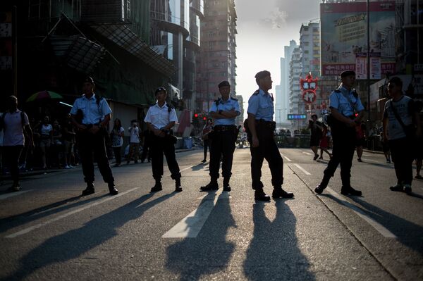 Архив: полиция на митинге протестного движения Occupy Central в районе Mong Kok в Гонконге. - Sputnik Кыргызстан