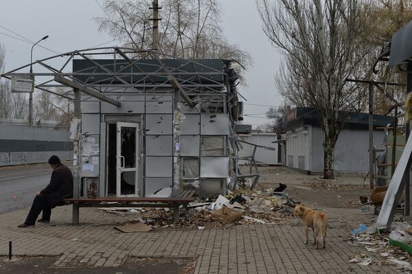 Последствия артиллерийского обстрела Донецка Последствия артиллерийского обстрела Донецка - Sputnik Кыргызстан