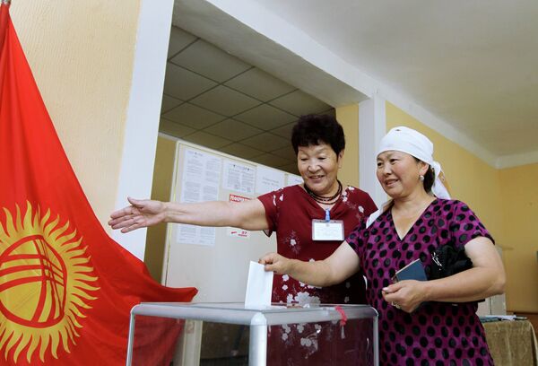 Избиратель во время выборов. Архивное фото - Sputnik Кыргызстан