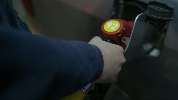 Заправка автомобиля топливом. Архивное фото - Sputnik Кыргызстан