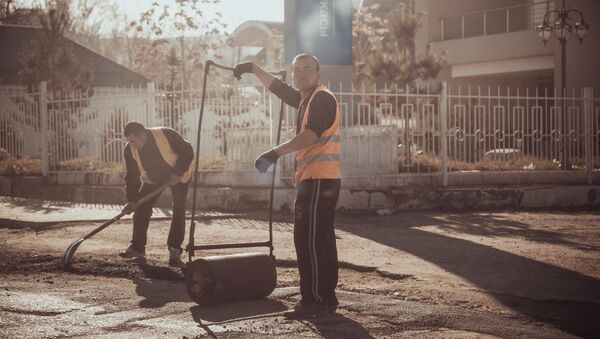 Сотрудники муниципальной службы во время ремонта дороги в городе Бишкек. Архивное фото - Sputnik Кыргызстан
