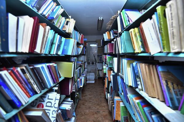 В библиотеке для слепых есть и плоскопечатные книги - Sputnik Кыргызстан