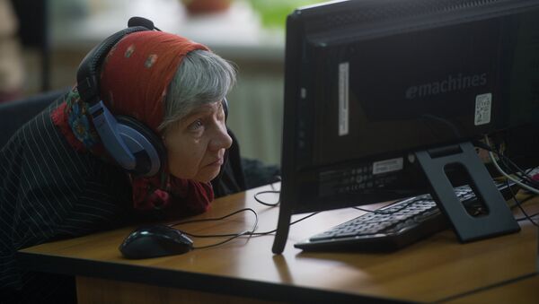 Пожилая женщина за компьютером. Архивное фото - Sputnik Кыргызстан