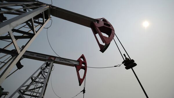 Нефтяной станок-качалка на месторождении нефти. Архивное фото - Sputnik Кыргызстан