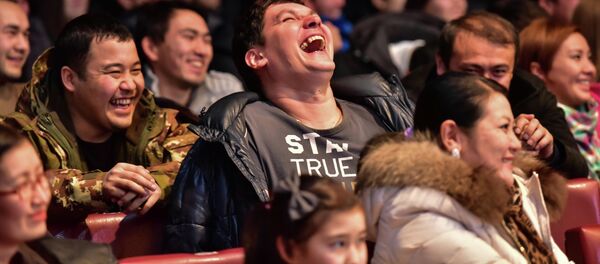 Зал оглушал нескончаемый смех зрителей - Sputnik Кыргызстан