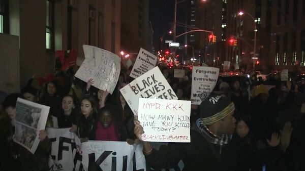 Протестующие в Нью-Йорке выкрикивали лозунги и размахивали плакатами - Sputnik Кыргызстан