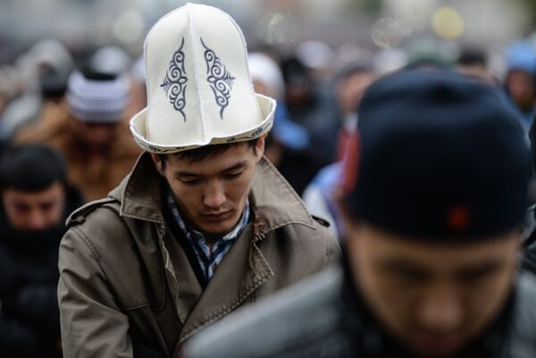 Мусульманин молится. Архивное фото - Sputnik Кыргызстан