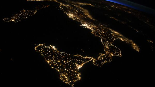 Ночной вид на Италию из космоса. Архивное фото - Sputnik Кыргызстан