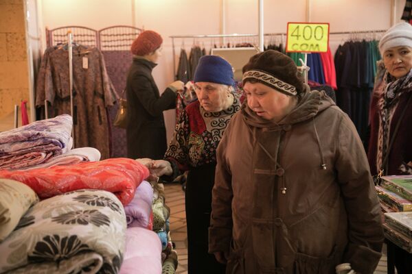 Жители Бишкека на распродаже - Sputnik Кыргызстан
