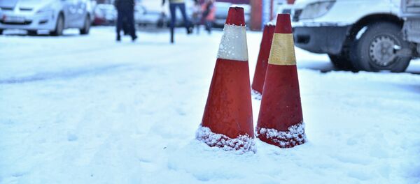 Дорожный конус под снегом - Sputnik Кыргызстан