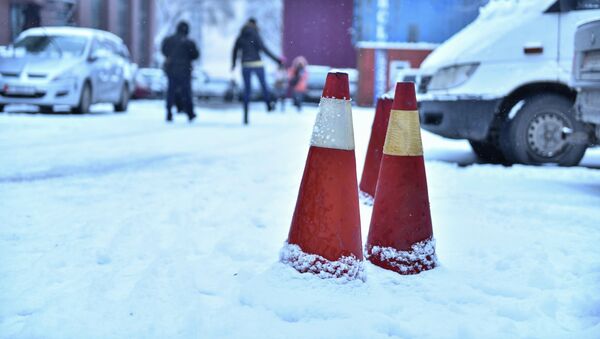 Дорожный конус под снегом - Sputnik Кыргызстан