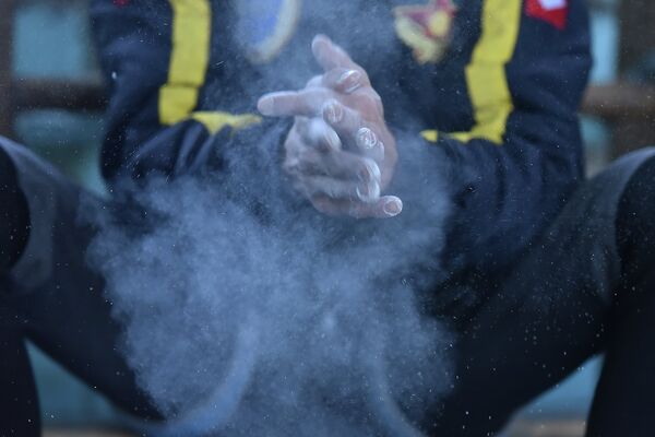 Спортсмен перед восхождением натирает руки тальком. Архивное фото - Sputnik Кыргызстан