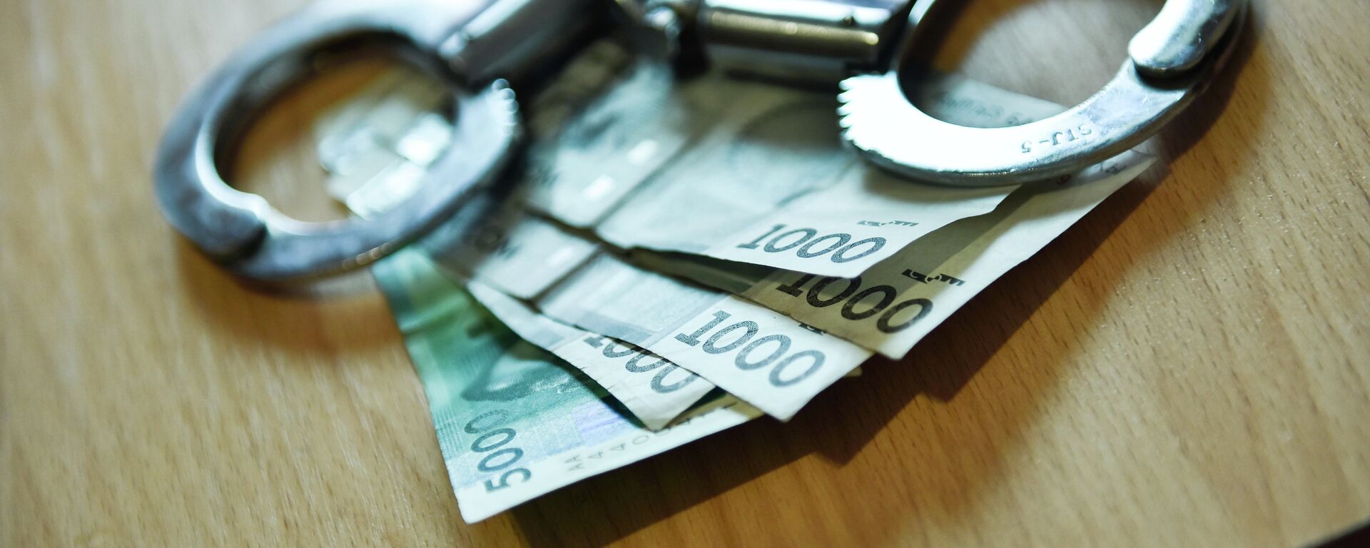 Ленин райондук салык кызматынын бөлүм башчысы жана башкы тескөөчүсү пара алууга шектелип кармалды. Архив - Sputnik Кыргызстан, 1920, 04.09.2025