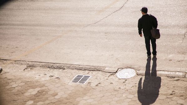 Мужчина переходит дорогу. Архивное фото - Sputnik Кыргызстан