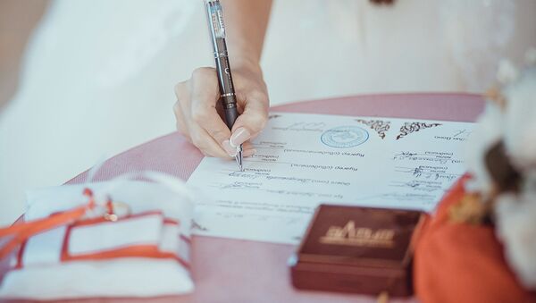 Невеста подписывает свидетельство о браке. Архивное фото - Sputnik Кыргызстан