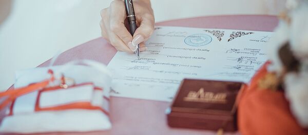 Невеста подписывает свидетельство о браке. Архивное фото - Sputnik Кыргызстан