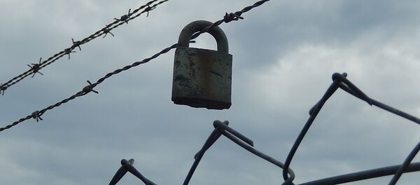 Колючая проволока с замком. Архивное фото - Sputnik Кыргызстан